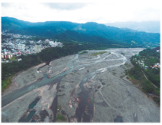 Vista a&eacute;rea del r&iacute;o Guatiqu&iacute;a a la altura del municipio de
    Villavicencio.