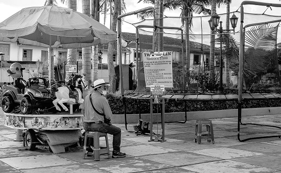 Inequity cruelly demonstrates that the pandemic has not been and will not be the same for everyone. Unemployment in the midst of confinement impacted the most vulnerable the hardest. Photo taken in Salento (Quindio, Colombia) (F. M&eacute;ndez)