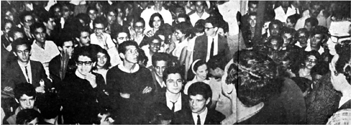 Estudantes em passeata de 13 de setembro de 1966, em São
                            Paulo