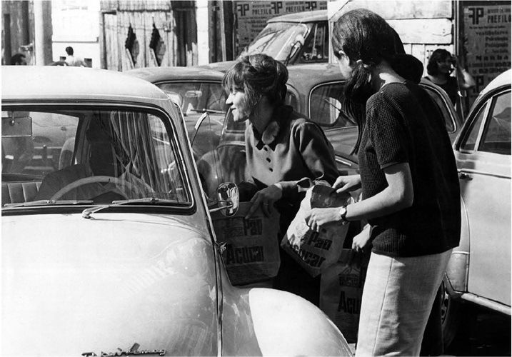 Estudantes de Psicologia fazendo pedágio na rua Maria Antônia, em 13
                            de abril de 1967