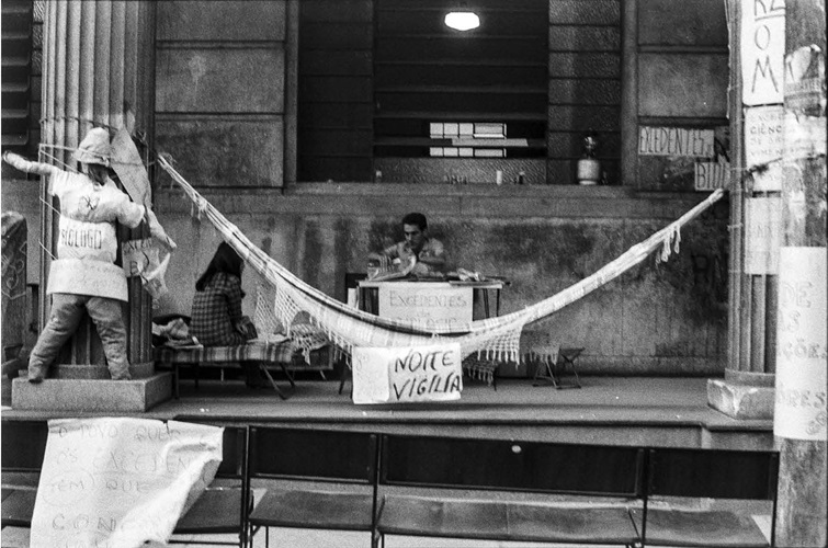 Acampamento dos excedentes de Psicologia em frente à FFCL