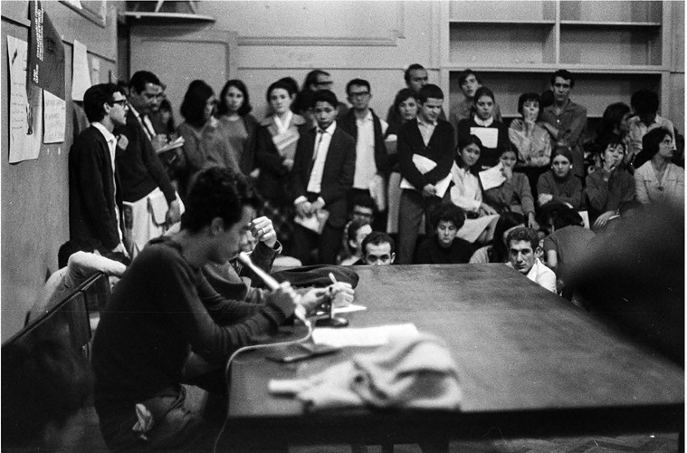 Assembleia de 18 de abril de 1967 no Grêmio da FFCL, com José Arantes
                            presidindo a mesa