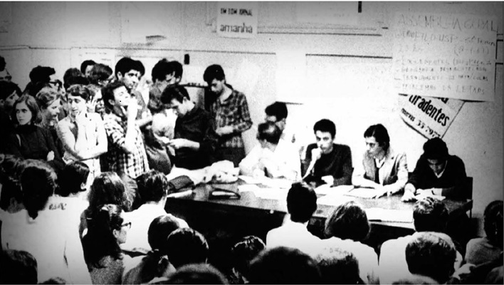 Assembleia do dia 18 de abril de 1967. Em destaque: Iara Iavelberg,
                            Samuel Iavelberg, José Roberto Arantes de Almeida, José Dirceu e José
                            Luis Moreira Guedes