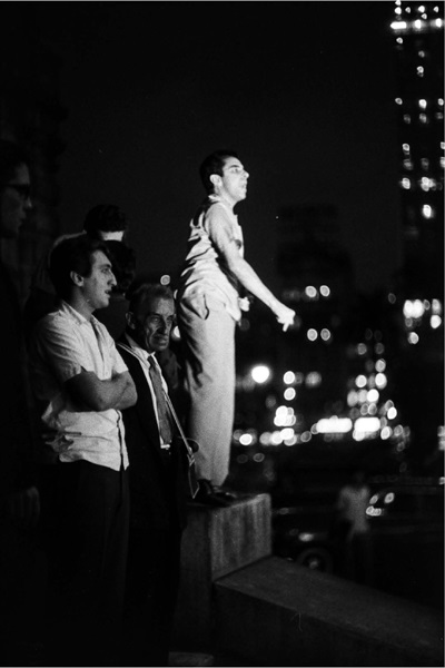 José Moreira Guedes, presidente da UNE, discursando em protesto em
                            São Paulo; Samuel Iavelberg ao lado, 1967
