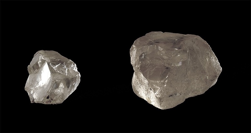 Os dois diamantes em bruto provenientes do fundo diamantífero da coroa que chegaram ao fim do regime monárquico. O menor, com 35,80ct, permanece no acervo do Tesouro Real (PNA, inv. 4876); o maior, com ~135ct, foi roubado, em 2002, durante uma exposição no Museon de Haia, Holanda