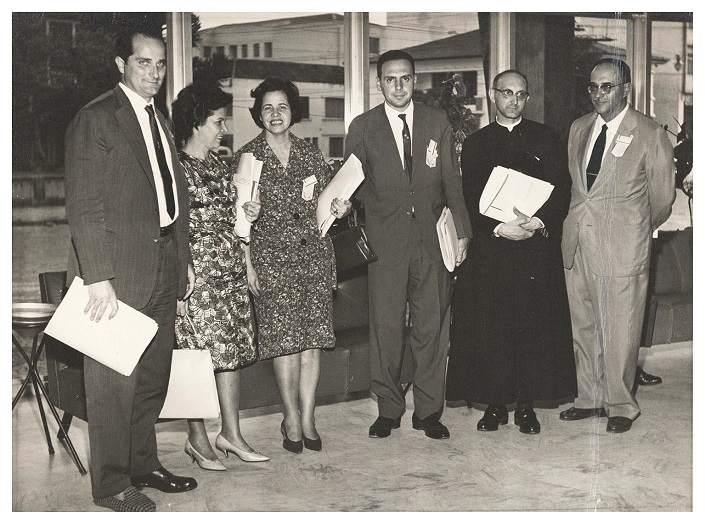 I Simp�sio de Professores de Hist�ria do Ensino Superior, na Faculdade de Filosofia, Ci�ncias e Letras de Mar�lia, SP, outubro de 1961. Da esquerda para a direita, a terceira pessoa � Maria Regina da Cunha Rodrigues Sim�es de Paula (1919), a sexta � Eur�pedes Sim�es de Paula (1910). (ANPUH BR)