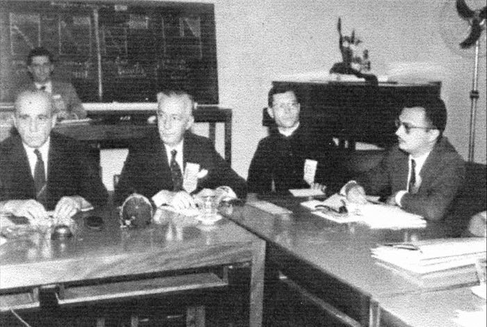 I Simp�sio de Professores de Hist�ria do Ensino Superior, na Faculdade de Filosofia, Ci�ncias e Letras de Mar�lia, SP, outubro de 1961. Da esquerda para a direita: Rubens Borba de Moraes, Pedro Calmon, Padre Carl Laga e Jos� Roberto do Amaral Lapa. Acervo CEDEM/UNESP.