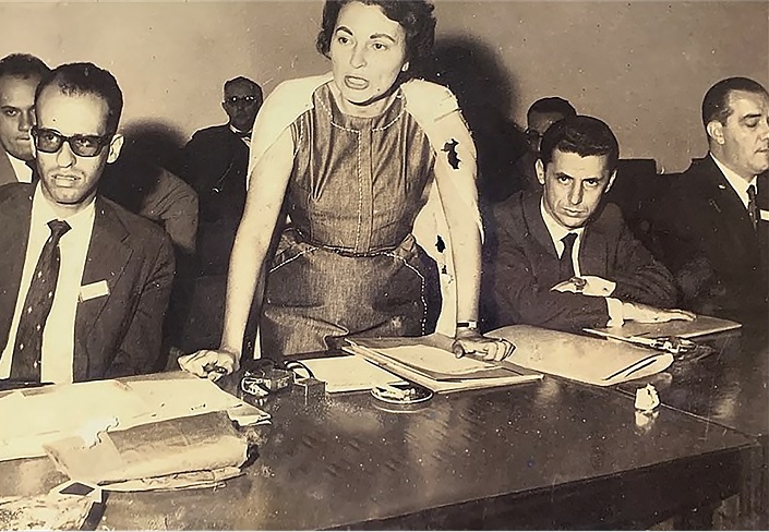 Maria Yedda Linhares durante o I Simp�sio de Professores de Hist�ria do Ensino Superior, Faculdade de Filosofia, Ci�ncias e Letras de Mar�lia, SP, outubro de 1961. � esquerda, Francisco Falcon. [ANPUH BR].