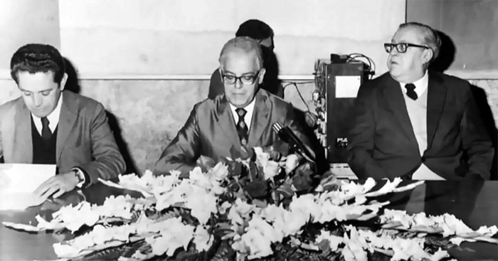 Sess�o da abertura do Encontro Internacional de Estudos Brasileiros e do I Semin�rio de Estudos Brasileiros, realizado pelo Instituto de Estudos Brasileiros (IEB), na Universidade de S�o Paulo (1971). Da esquerda para a direita, Jos� Aderaldo Castelo (presidente do IEB entre 1966 e 1981), Orlando Marques de Paiva (vice-reitor da USP) e S�rgio Buarque de Holanda (fundador e ex-diretor do IEB, de 1962 a 1964). Foto de Jorge Maruta, Arquivo do Instituto de Estudos Brasileiros.