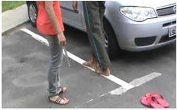 Medindo com os p&eacute;s.