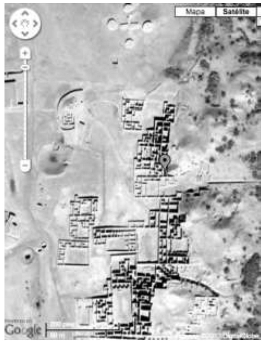 Imagen satelital del sitio Paquim&eacute;. Obs&eacute;rvese que el Mont&iacute;culo de la Cruz, al norte del sitio, tiene cierta orientaci&oacute;n al Norte Geogr&aacute;fico