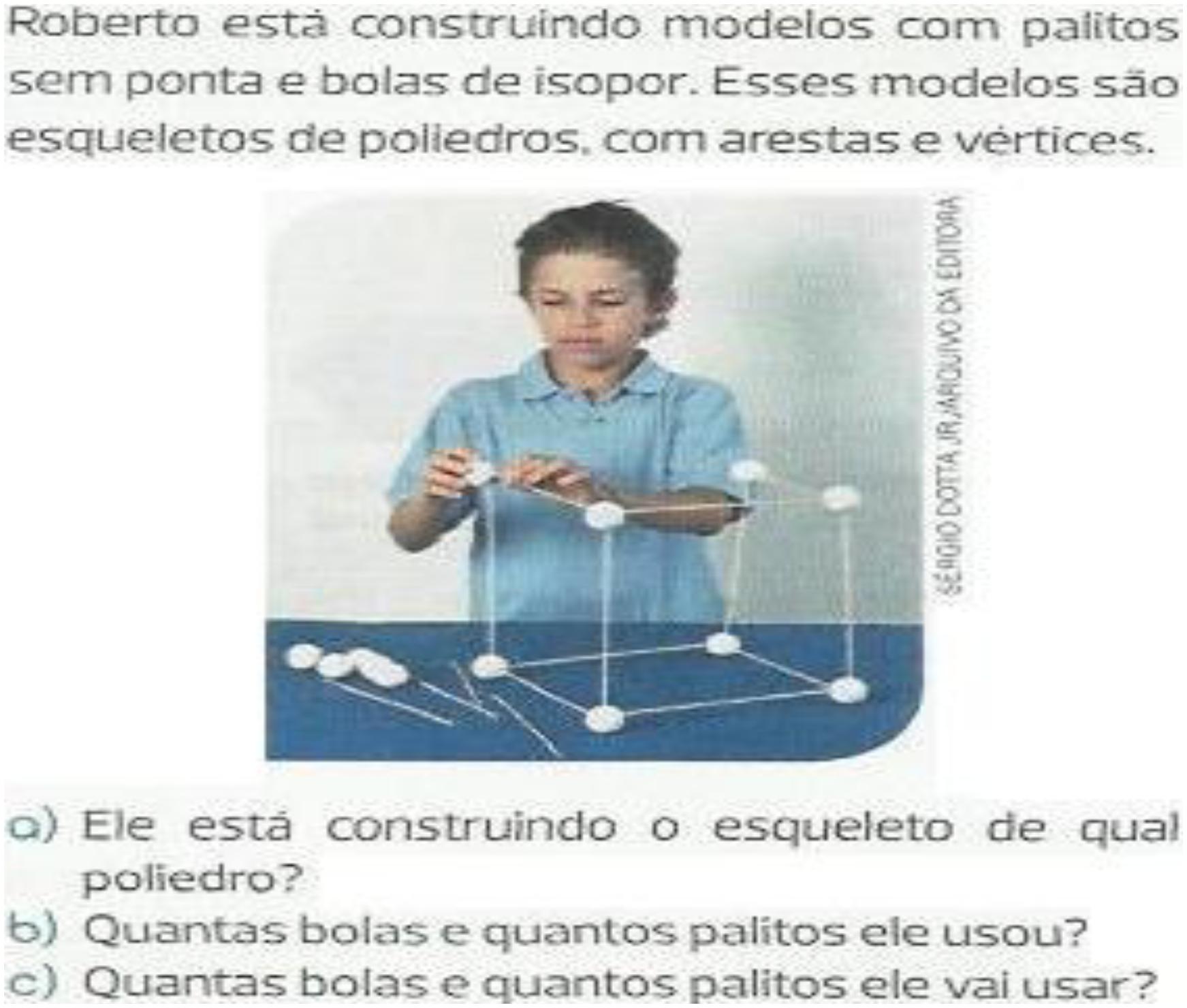 Texto escrito e texto imag&eacute;tico: fotografia de crian&ccedil;a construindo um poliedro