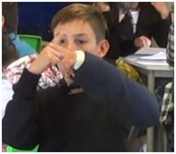 Gesto de Tom&aacute;s