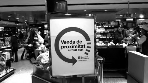 Espacio destinado a la venta de productos de proximidad en la secci&oacute;n de alimentaci&oacute;n de unos grandes almacenes