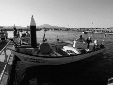Embarcaci&oacute;n de pesca comercial ribere&ntilde;a en el puerto de Loreto