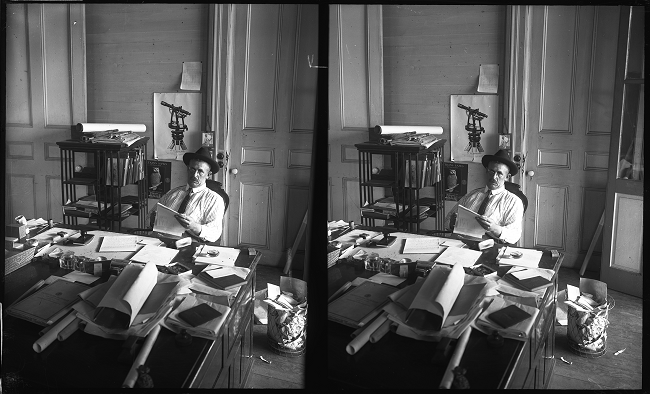 Man at desk, Panama. Keystone-Mast Collection,
UCR/California Museum of Photography, University of California at Riverside. Impresi&oacute;n
fotogr&aacute;fica 7,18 &times; 4,18 pulgadas. Registro 1996.0009.X89239.