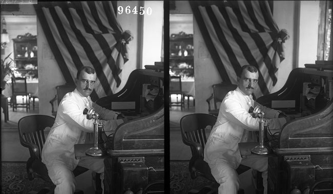 Man at his desk. Barranquilla, Columbia. Keystone-Mast Collection, UCR/California Museum of Photography,
University of California at Riverside. Impresi&oacute;n
fotogr&aacute;fica 7,18 &times; 4,18 pulgadas. Registro 1996.0009.X96450.