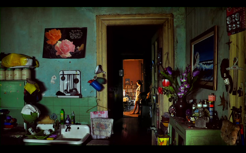 Fotograma. Interior de la casa de Luc&iacute;a y su padre.