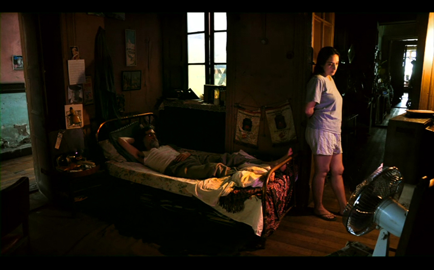 Fotograma. Interiores de la casa de Luc&iacute;a y su padre.