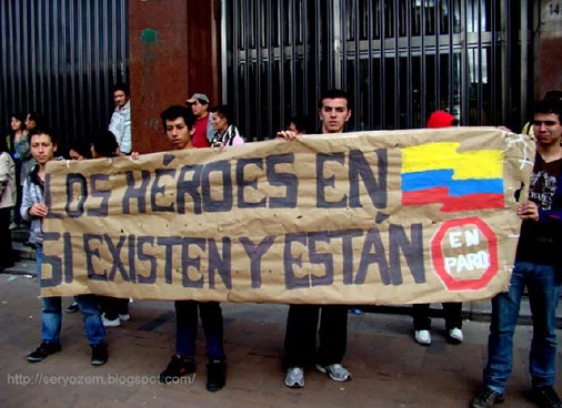 Pancarta del Paro Nacional Universitario en Colombia de 2011, que se reapropia del eslogan de la propaganda del Ejercito Nacional.
