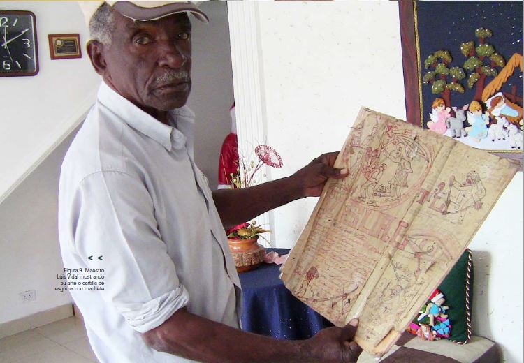 Maestro Luis Vidal mostrando su arte o cartilla de esgrima con machete