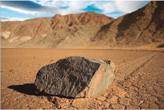 Fotografía de piedras navegantes en Racetrack Playa, Valle de la Muerte, California, Estados Unidos, tomada por Scott Beckner.