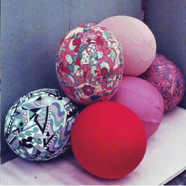 Osvaldo Boglione, Ocho pelotas de playa con texturas táctiles. 1967-1968, objetos inflados y forrados en género.