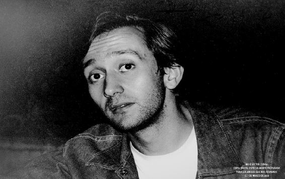 Eduardo Darnauchans en su juventud, fotografiado por el poeta Víctor Cunha