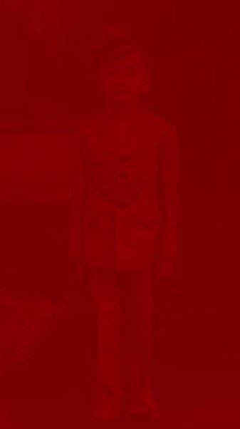 Renn&oacute;, Rosangela, Sin t&iacute;tulo (ni&ntilde;o escolar), serie Red (Militares), 2000. Fotograf&iacute;a digital. http://www.rosangelarenno.com.br/obras/exibir/14/14 (2 de mayo, 2020)
