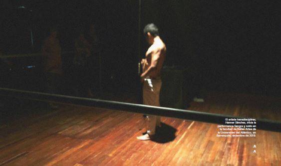 El artista transdisciplinar, Hanner S&aacute;nchez, inicia la performance Sangre y ruido en la facultad de Bellas Artes de la Universidad del Atl&aacute;ntico, en Barranquilla, diciembre de 2019.