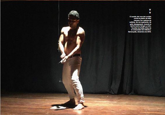 El sonido del roce del cuchillo contra la piedra de afilar resuena con matices de aullidos, de voz suplicante, de grito desesperado, durante la performance Sangre y ruido. Facultad de Bellas Artes de la Universidad del Atl&aacute;ntico. Barranquilla, diciembre de 2019.