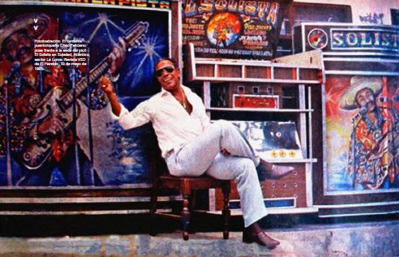 Fotoilustraci&oacute;n. El cantante puertorique&ntilde;o Cheo Feliciano posa frente a la sede del pic&oacute; El Solista en Soledad, Atl&aacute;ntico, sector La Loma. Revista VSD de El Heraldo, 10 de mayo de 1985.