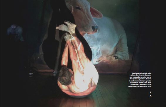 La afilada del cuchillo y los golpes del cintur&oacute;n de cuero son mezclados en vivo por un disc jockey o picotero durante la performance Sangre y ruido. Facultad de Bellas Artes de la Universidad del Atl&aacute;ntico, en Barranquilla, diciembre de 2019.