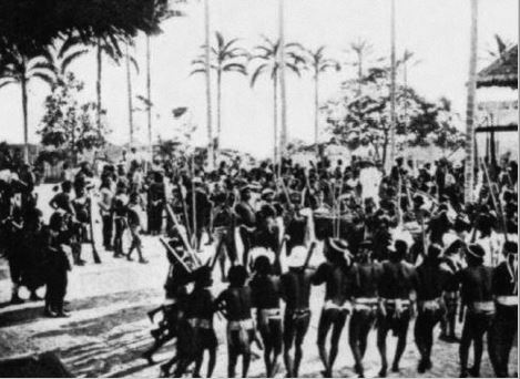 C&oacute;nsul ingl&eacute;s G. Mitchell observando una danza en el Putumayo. Foto Silvino Santos en Los Esc&aacute;ndalos de Putumayo, Los pobladores del Putumayo. Origen-Nacionalidad. Carlos Rey de Castro 1913