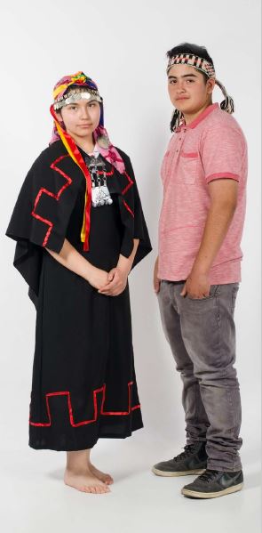 Guissele y Jean Paul en el taller de fotografía mapuche.