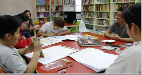 Grupo de adolescentes mapuche en el taller de fotografía.