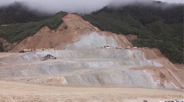 Fotogramas de &iquest;Qui&eacute;n mat&oacute; a Jos&eacute; Tendetza? La toma corresponde al proyecto Mirador y evidencia el impacto ambiental en la selva amaz&oacute;nica, recoge la esc&oacute;pica de los shuar frente al extractivismo y c&oacute;mo destruye sus territorios vitales y culturales (EtsaNantu/C&aacute;mara-Shuar 2017).