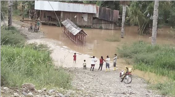 Fotogramas de &iquest;Qui&eacute;n mat&oacute; a Jos&eacute; Tendetza? El plano ilustra las inundaciones que viven las comunidades que est&aacute;n en la zona de influencia del proyecto Mirador, intenta posesionar la noci&oacute;n de que el territorio donde operan los proyectos extractivos est&aacute; habitado y no son &ldquo;bald&iacute;os&rdquo;, como argumenta la industria extractiva y el Gobierno (Etsa-Nantu/ C&aacute;mara-Shuar 2017).