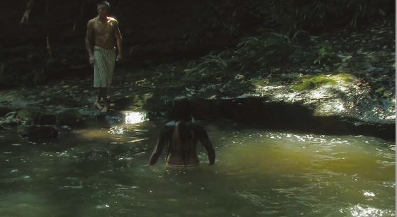 Fotograma de Tsunki. Tsunki, el esp&iacute;ritu del agua, se le presenta al shuar encarnada en mujer para pedirle la cabeza de la guanta que hab&iacute;a matado en cacer&iacute;a el d&iacute;a anterior (EtsaNantu/C&aacute;mara-Shuar 2014).