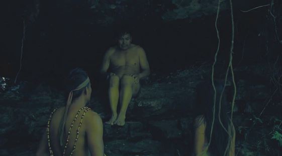 Fotograma de Tsunki. El padre de Tsunki ofrece a su hija en matrimonio en retribuci&oacute;n a la devoluci&oacute;n de la cabeza de guanta que hace el shuar (Etsa-Nantu/C&aacute;mara-Shuar 2014).