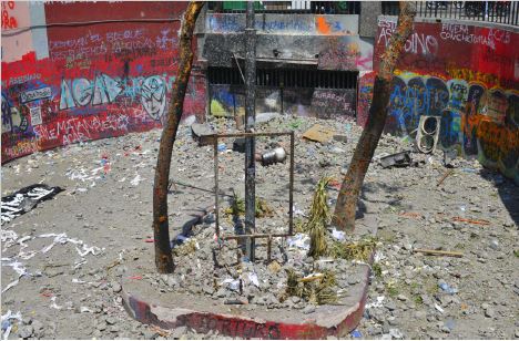 &Aacute;lvaro Hoppe, Escombros en la estaci&oacute;n metro Baquedano tras el estallido social, 2019, fotograf&iacute;a.