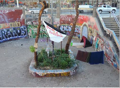 Francisca M&aacute;rquez y Margarita Reyes, Ruco de Ismael, z&oacute;calo del metro, jard&iacute;n de la resistencia, 2020, fotograf&iacute;a.