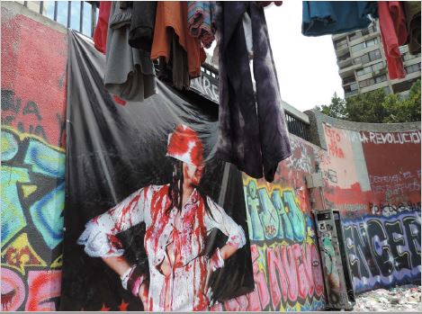 Francisca M&aacute;rquez y Margarita Reyes, Lienzo y ropa en la conmemoraci&oacute;n 8M, z&oacute;calo metro Baquedano, 2020, fotograf&iacute;a.
