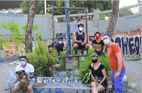&Aacute;lvaro Hoppe, Jornada de trabajo en el jard&iacute;n de la resistencia, 2021, fotograf&iacute;a.