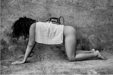 Anel&iacute; Pupo Rodr&iacute;guez, Tierno cilicio. 2020. Fotograf&iacute;a digital, 700 &times; 466 ppp. De la serie Tiran&iacute;a de la tradici&oacute;n, Ybor Art Factory, Tampa, Estados Unidos.