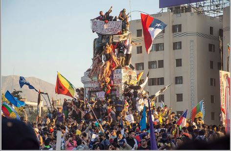 Viviana Silva Flores, Protestas en Plaza de la Dignidad, Santiago, 2019, fotograf&iacute;a.