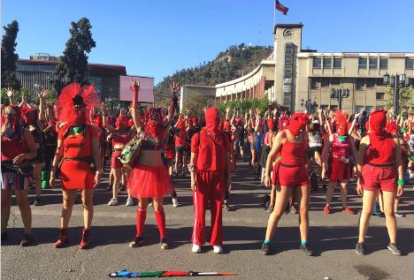 Viviana Silva Flores, Capuchas Rojas en Resistencia, Santiago, 2019, fotograf&iacute;a de performance.