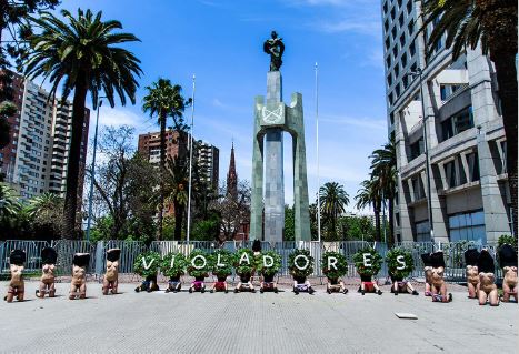 Cheril Linett, Orden y Patria, 2019, performance. Registro fotogr&aacute;fico por Lorna Remmele. Propiedad de Cheril Linett. From: Cheril Linett.
