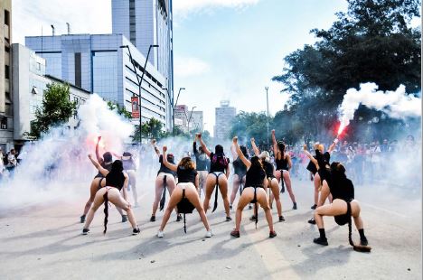 Cheril Linett, Estado de Rebeld&iacute;a II, 2019, performance. Registro fotogr&aacute;fico por Lorna Remmele. Propiedad de Cheril Linett. From: Cheril Linett.