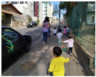 Crianças da sala do berçário na passeata do Dia Internacional da Educação Infantil